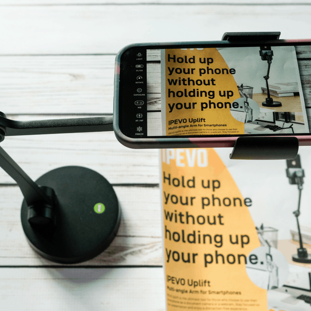 Mom Tech Blog: Utilisez votre iPhone comme une visualiseur avec le bras multi-angles Uplift d'Ipevo(L'article est en anglais)